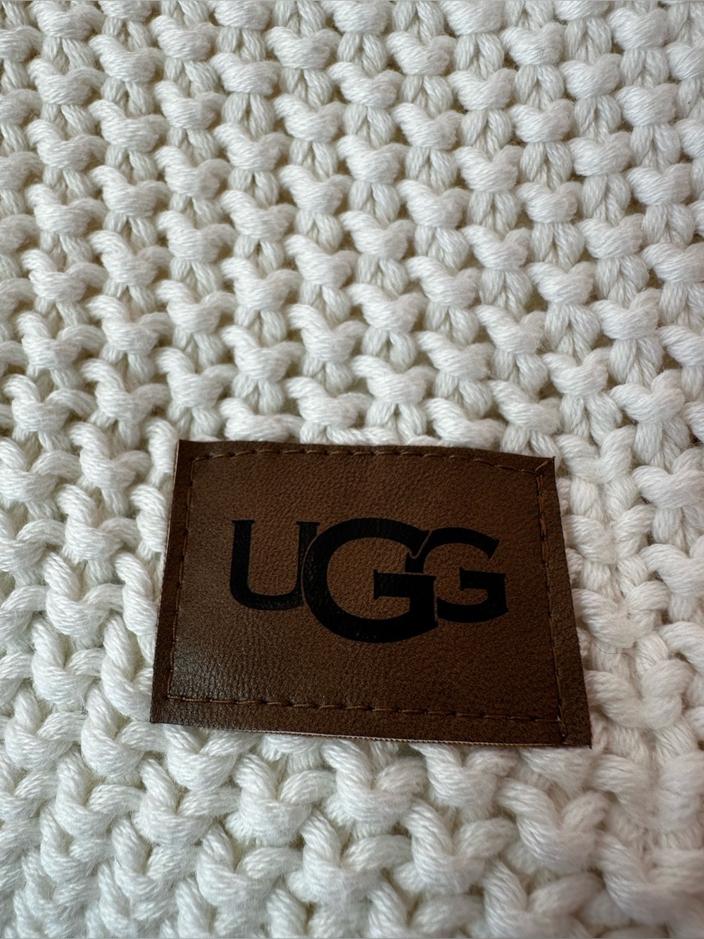 UGG Cream Knit Scarf with Brown Leather Logo Patch 💯 cotton - Picture 2 of 10